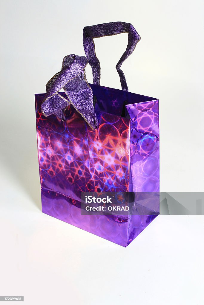 Голографический фиолетовый Подарочная сумка - Стоковые фото Бумажный пакет роялти-фри