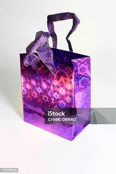 Голографический Фиолетовый Подарочная Сумка — стоковые фотографии и другие картинки Бумажный пакет - Бумажный пакет, Голограмма, Белый фон
