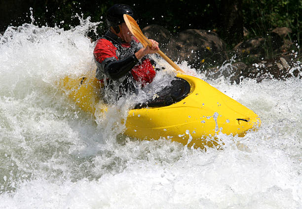 fim de semana - white water atlanta kayak rapid kayaking - fotografias e filmes do acervo