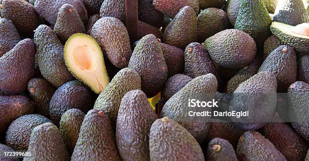 Cibo Frutti Di Avocado - Fotografie stock e altre immagini di Avocado - Avocado, Bancone - Attrezzatura per vendita al dettaglio, Cibo