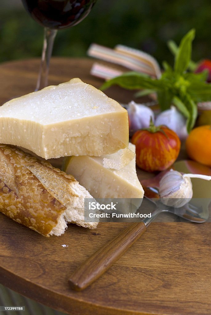 Basilikum, Käse, Wein und Pasta Dinner Zutaten - Lizenzfrei Baguette Stock-Foto
