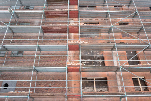 andamios en pared de ladrillo histórico edificio actualmente bajo remodelación - couplers fotografías e imágenes de stock