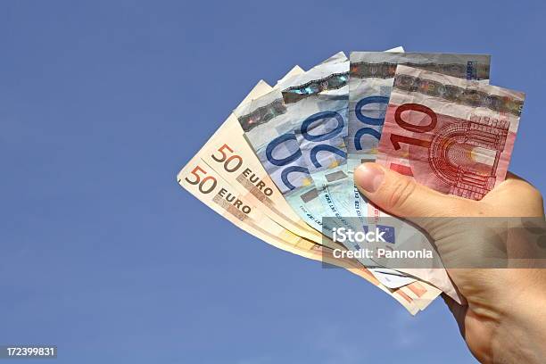 Dinero En La Mano Foto de stock y más banco de imágenes de Moneda de la Unión Europea - Moneda de la Unión Europea, Billete de banco, Agarrar