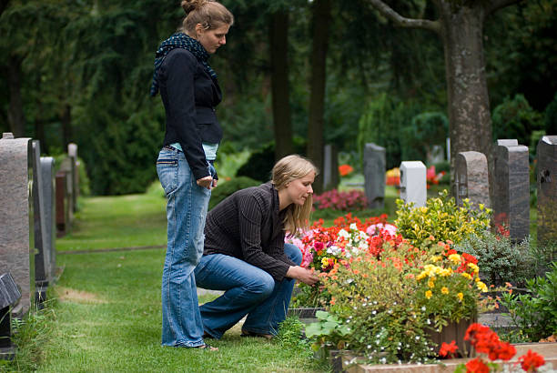cementary - blommor grav bildbanksfoton och bilder