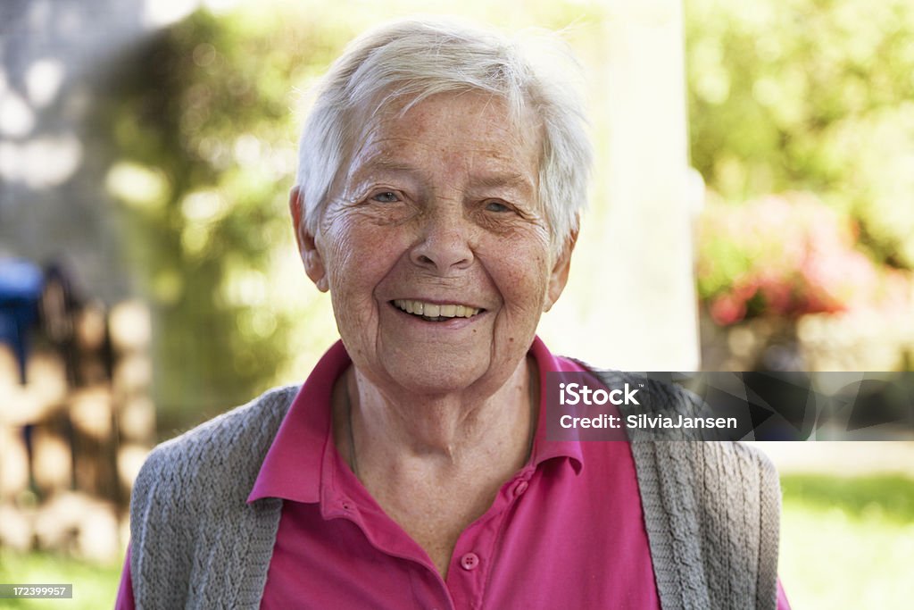 Retrato de mujer sana senior de verano - Foto de stock de 80-89 años libre de derechos