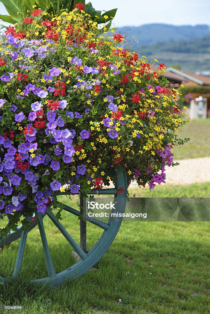 Décoration de fleurs du panier - Photo de Chariots et charrettes libre de droits