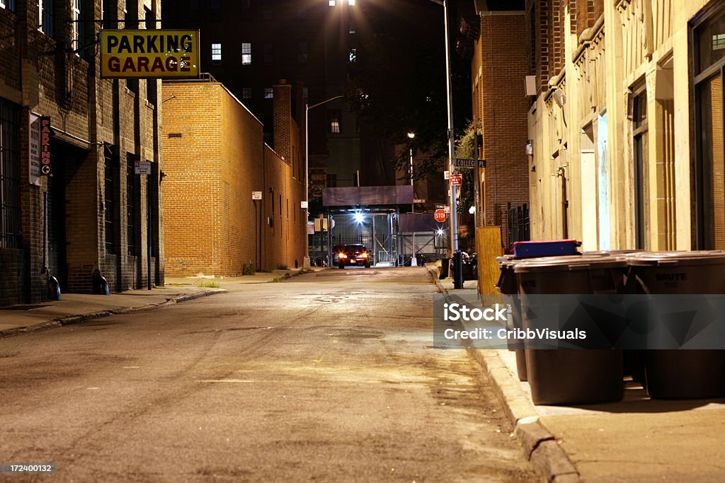 Limusina en Brooklyn Heights Embarcadero desierto Backstreet por la noche - Foto de stock de Callejuela libre de derechos