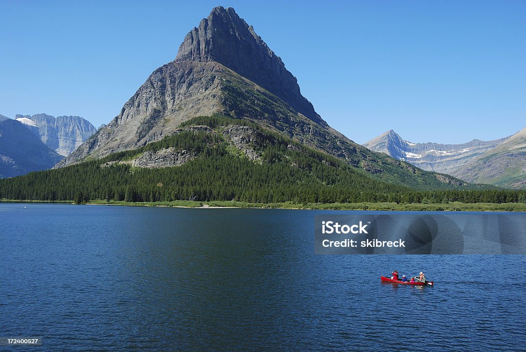 Canoa em um lago de montanha - Foto de stock de Montana royalty-free