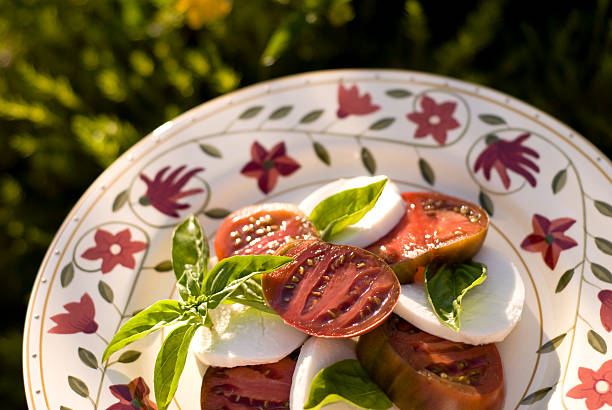 토종 토마토 여름 야채 캐프리스 샐러드 & 바실은 저녁에만, 건강한 채식요리 중식 - caprese salad heirloom tomato salad food 뉴스 사진 이미지