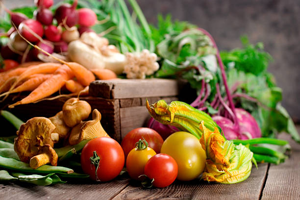 marché fermier de légumes - vegetable healthy eating heirloom tomato edible mushroom photos et images de collection