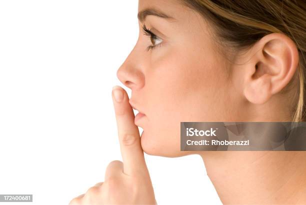 Tranquila Foto de stock y más banco de imágenes de Dedo sobre labios - Dedo sobre labios, Perfil - Vista de costado, Adulto