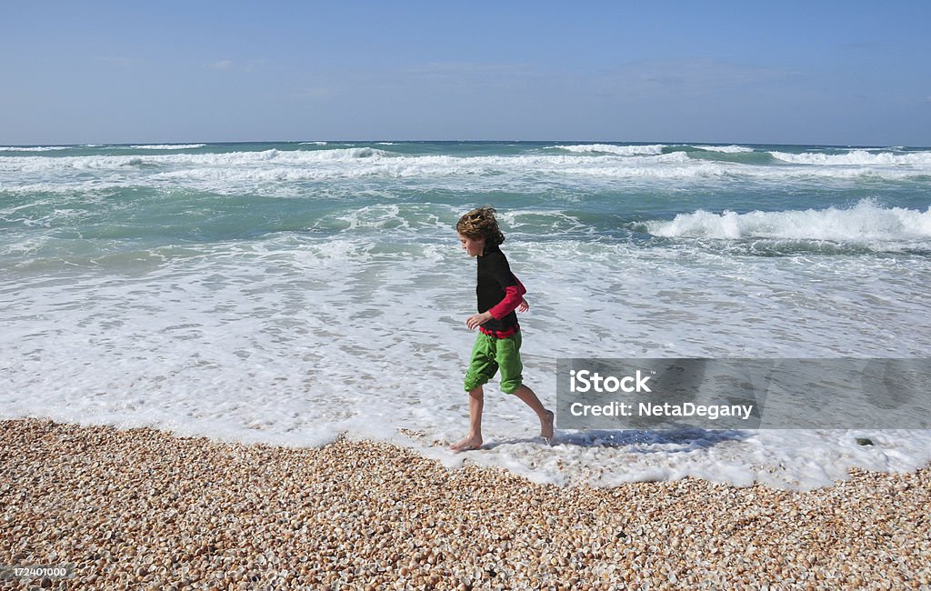 Niño en una playa mediterránea israelí - Foto de stock de Actividades recreativas libre de derechos