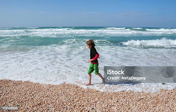 Niño En Una Playa Mediterránea Israelí Foto de stock y más banco de imágenes de Actividades recreativas - Actividades recreativas, Aire libre, Alegría