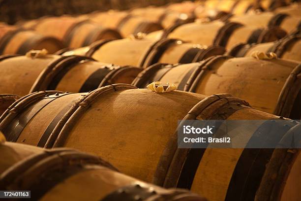 Adega - Fotografias de stock e mais imagens de Gruta - Gruta, Barril de vinho, Vinho