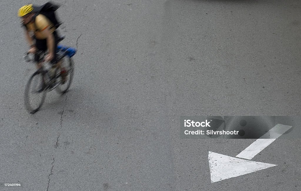 Курьер на велосипеде ниже стрелка в Сан-Франциско - Стоковые фото Автострада роялти-фри