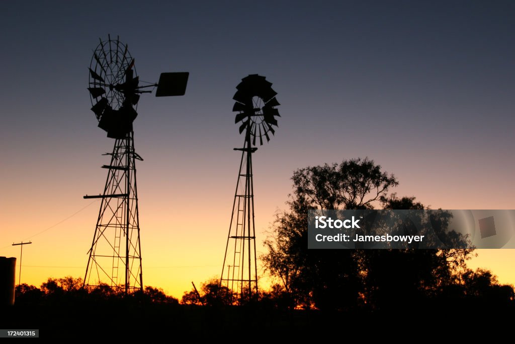 Mulini a vento al tramonto - Foto stock royalty-free di Acqua