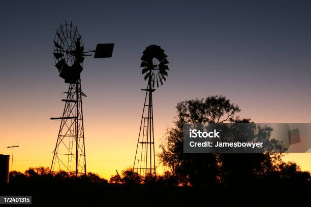 Mulini A Vento Al Tramonto - Fotografie stock e altre immagini di Acqua - Acqua, Albero, Arancione