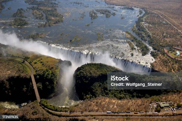 Cataratas De Victoria Y La Frontera De Zambia Foto de stock y más banco de imágenes de Agua - Agua, Barranco, Caer