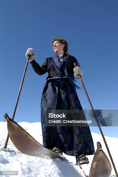 Frau Alten Stil Stockfoto und mehr Bilder von Aktivitäten und Sport - Aktivitäten und Sport, Alpen, Alt