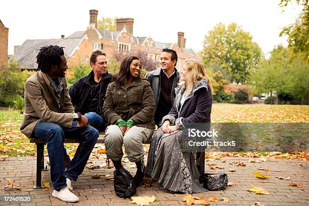 Adulto Istruzione Studente Gli Amici - Fotografie stock e altre immagini di Panchina - Panchina, 40-44 anni, Amicizia