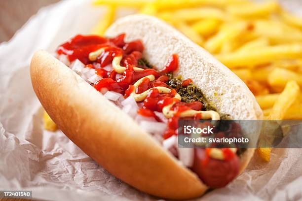 Hotdog - Fotografie stock e altre immagini di Alimentazione non salutare - Alimentazione non salutare, Alla griglia, Carne