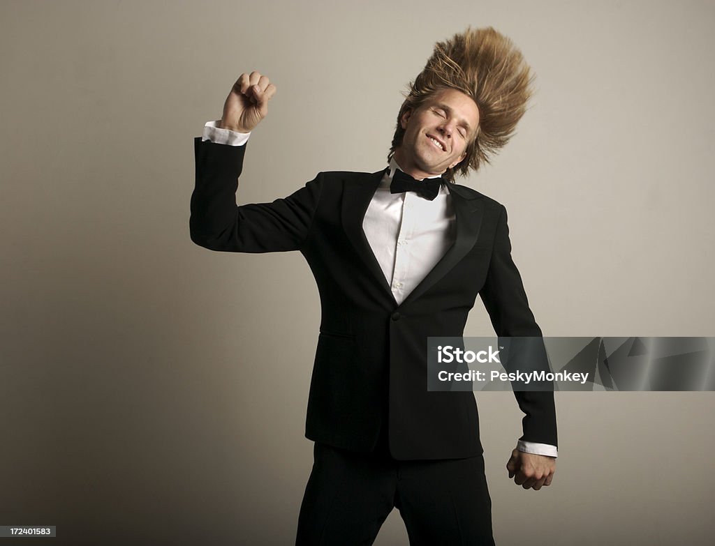 笑顔ハッピーな男性、長いブロンドの髪でダンスのタキシード - 男性のロイヤリティフリーストックフォト