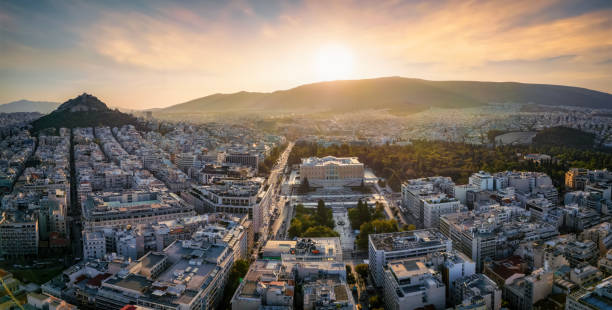 vista panorâmica do nascer do sol do centro da cidade de atenas com a praça syntagma e o edifício do parlamento - syntagma square - fotografias e filmes do acervo