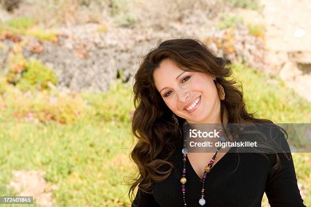 Hispanic Frau Stockfoto und mehr Bilder von Eine Person - Eine Person, Entspannung, Erwachsene Person
