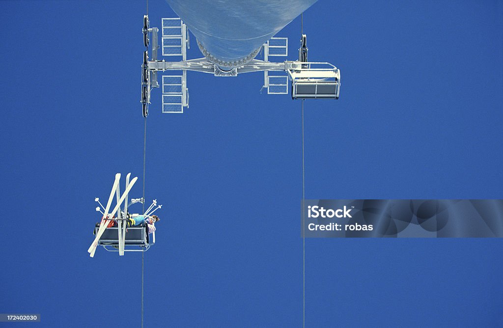 Zwei Personen im Skilift - Lizenzfrei Aufnahme von unten Stock-Foto
