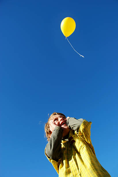 紛失球 - balloon moving up child flying ストックフォトと画像