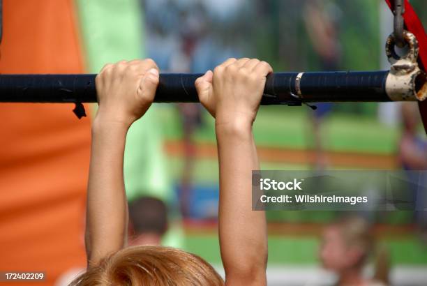 Photo libre de droit de Centre De Remise En Forme Et Loisirs En Attrapant Les Mains Dun Enfant Dexercice banque d'images et plus d'images libres de droit de Suspendre