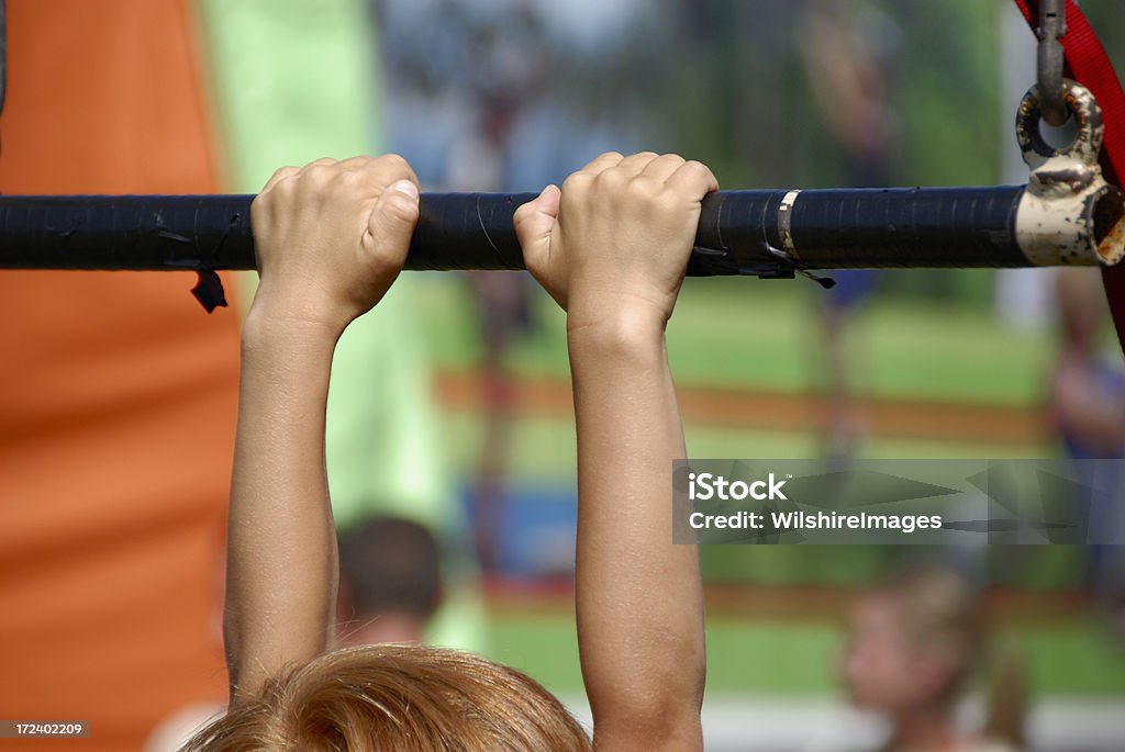 フィットネス＆プレイ：握ると、子供の手のエクササイズ - 吊るすのロイヤリティフリーストックフォト