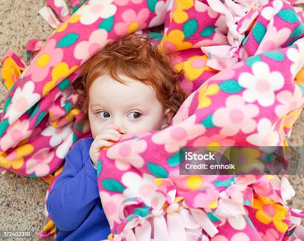 Foto de Menina Com Manta e mais fotos de stock de Chupar Dedo - Chupar Dedo, 12-17 meses, 12-23 meses