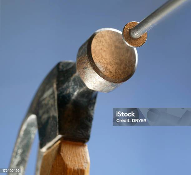 Martelo E Unhas - Fotografias de stock e mais imagens de Martelo - Ferramenta de Mão - Martelo - Ferramenta de Mão, Prego, Azul claro