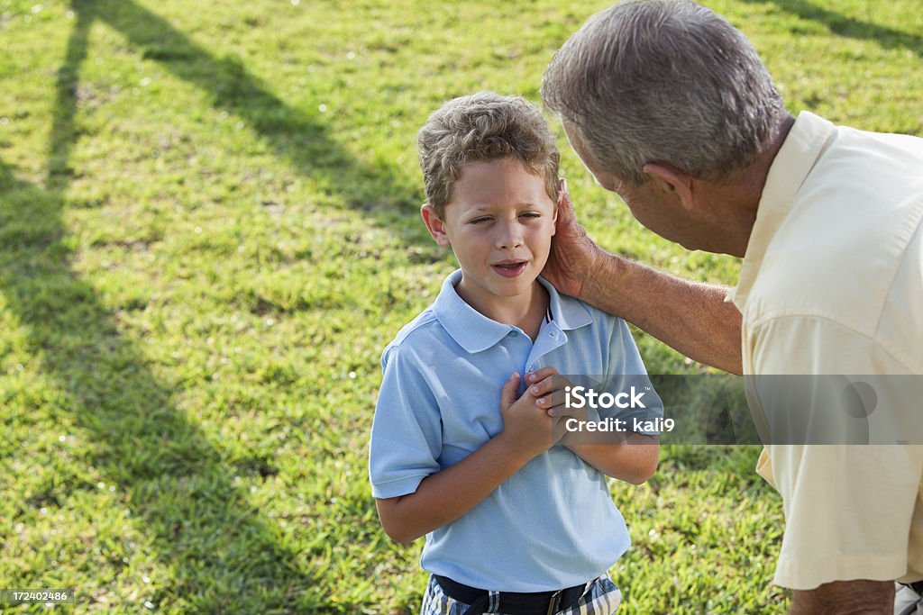 Avô reconfortante menino - Foto de stock de 6-7 Anos royalty-free