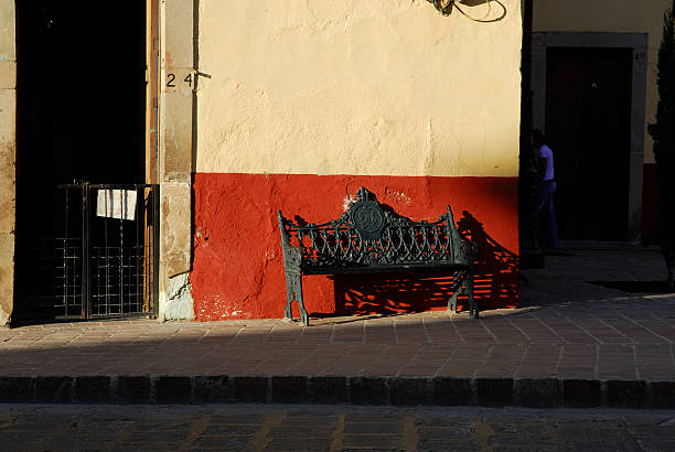 kute żelazo ławka, meksyk - michoacan state zdjęcia i obrazy z banku zdjęć