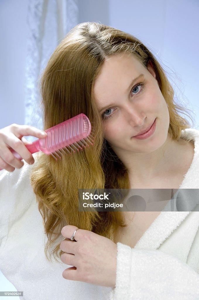 Jeune femme se brosser les cheveux - Photo de Adulte libre de droits