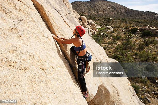 Foto de Alpinista Feminino Rock e mais fotos de stock de Escalação em rocha - Escalação em rocha, Parque Nacional de Joshua Tree, Adulto