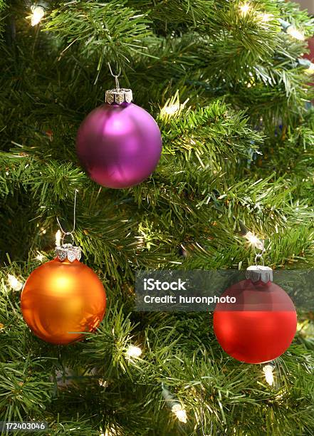 Foto de Três Onrnaments e mais fotos de stock de Bola de Árvore de Natal - Bola de Árvore de Natal, Colorido, Comemoração - Evento