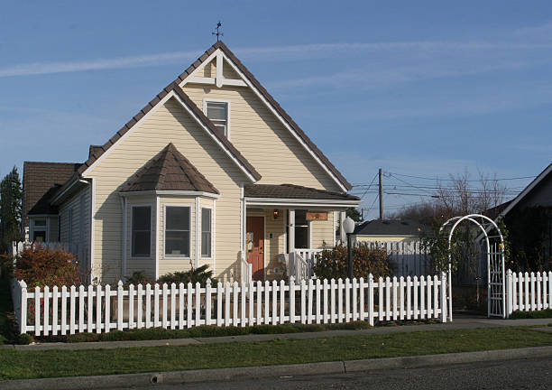 istock Cute Little 50's Style Home 172403391