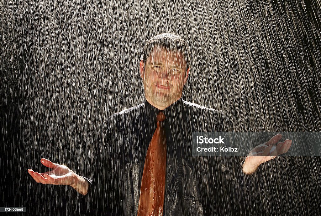 Homme d'affaires sous la pluie - Photo de Fond noir libre de droits