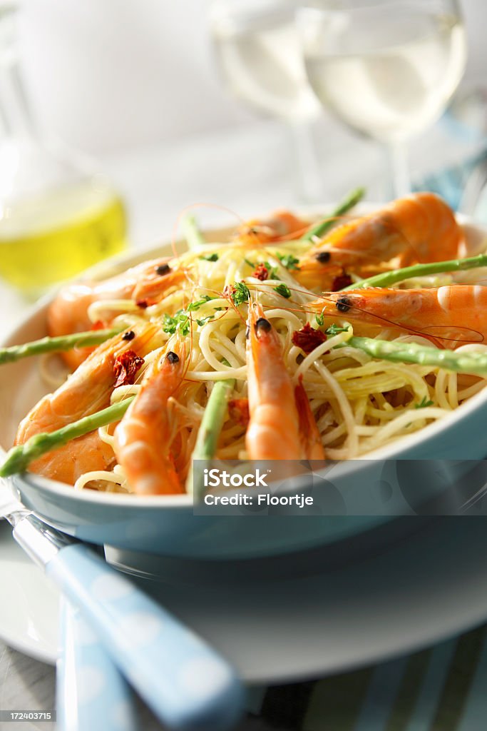 Italiano immagini: Spaghetti con gamberi e asparagi - Foto stock royalty-free di Alimentazione sana