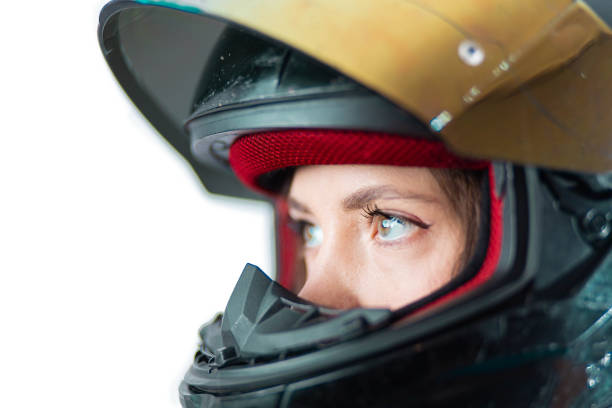mujer en un casco de motocicleta primer plano sobre un fondo blanco. mujer motociclista - motorcycle women helmet sensuality fotografías e imágenes de stock