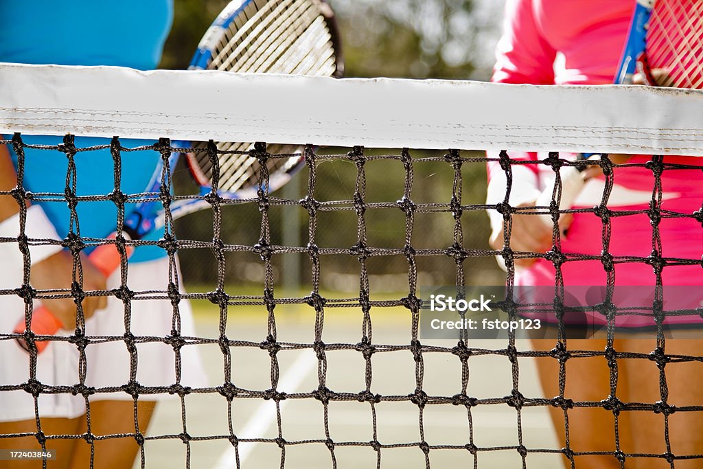 Estilo de vida saudável: Duas senhoras preparando-se para jogar na quadra de tênis - Foto de stock de Adulto royalty-free