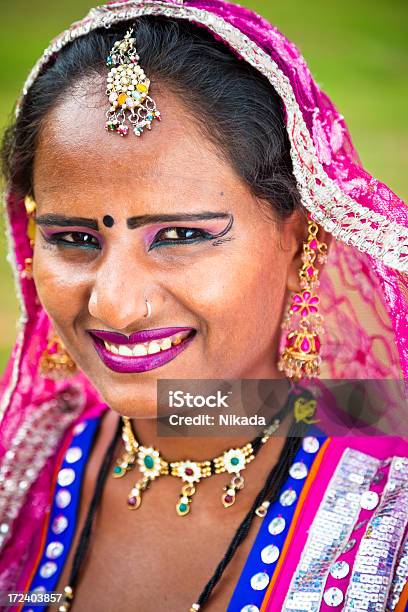 Junge Lächelnde Frau In Indien Stockfoto und mehr Bilder von Arbeitstier - Arbeitstier, Asiatischer und Indischer Abstammung, Asien