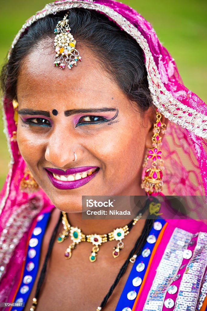 Giovane donna sorridente in India - Foto stock royalty-free di Abbigliamento