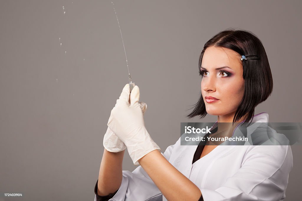 Pielęgniarka ze strzykawką - Zbiór zdjęć royalty-free (Ujęcie studyjne)