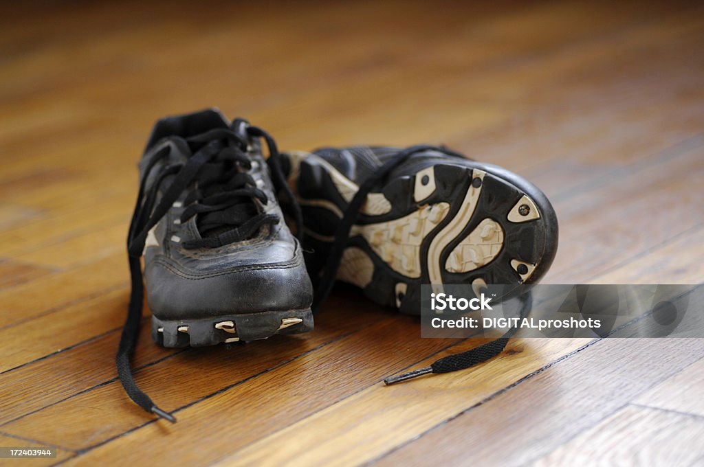 Paire de chaussures à crampons sur un plancher en bois - Photo de Chaussures de football libre de droits