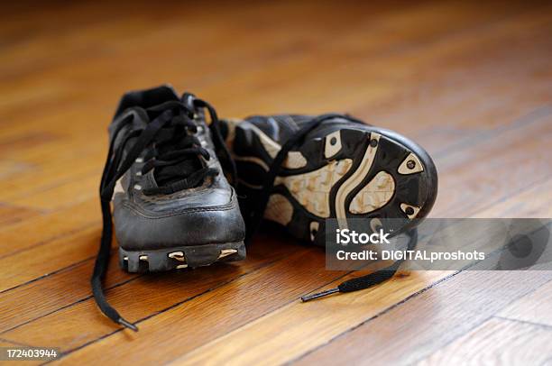 Photo libre de droit de Paire De Chaussures À Crampons Sur Un Plancher En Bois banque d'images et plus d'images libres de droit de Chaussures de football