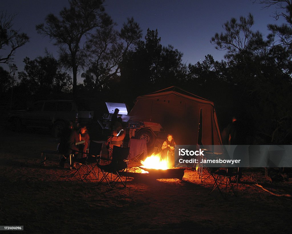 Relaja en Camp Fire - Foto de stock de Camping libre de derechos